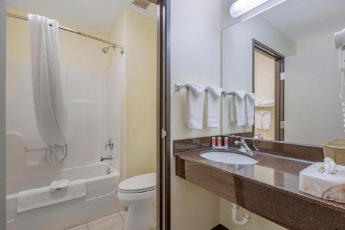 Ванная комната в Econo Lodge Inn & Suites Fairgrounds