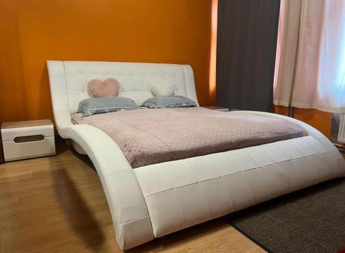 Ένα ή περισσότερα κρεβάτια σε δωμάτιο στο Lovely 1-room rental unit in Liepaja