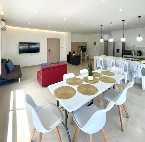薩利納斯的住宿－MARBONI，客厅配有白色的桌子和椅子