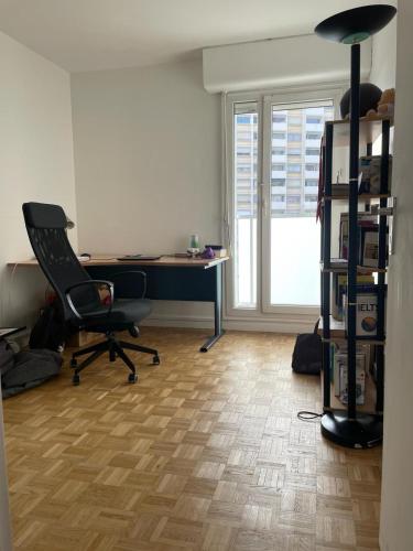 un bureau avec un bureau, une chaise et une fenêtre dans l'établissement 6p flat 12mn metro to St Lazare Paris city center, à Colombes