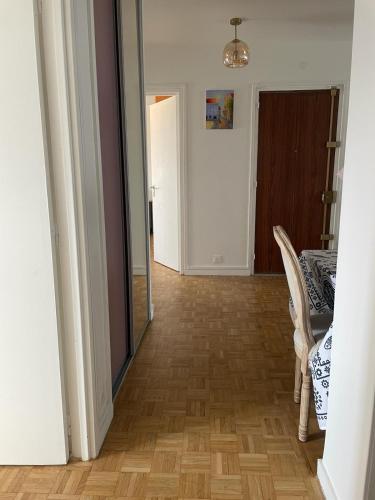 Cette chambre dispose d'un couloir avec une table et un miroir. dans l'établissement 6p flat 12mn metro to St Lazare Paris city center, à Colombes