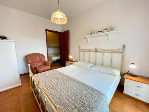 Postel nebo postele na pokoji v ubytování Bright wide flat, 130m from the beach with shared pool