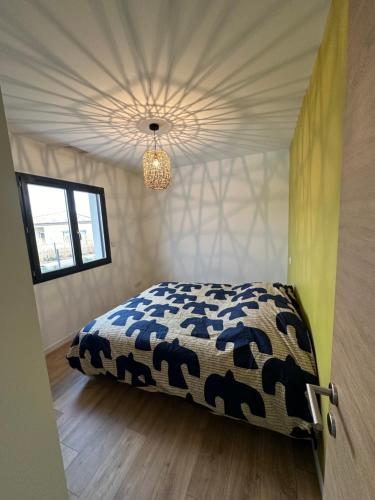 une chambre avec un lit dans une pièce avec un plafond dans l'établissement Villa Soleada, à Lespignan