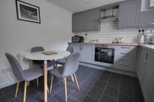 una cucina con tavolo e sedie di Bakewell- Super central 2 bed apartment a Bakewell