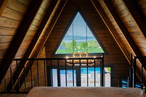 ein großes Fenster in einem Zimmer mit einem Bett in der Unterkunft Alis Paradise Sapanca in Sapanca