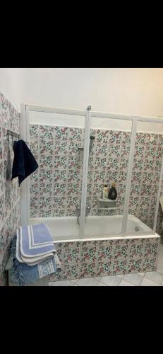a room with a shelf on a wall with wallpaper at Spacious apartment with sea view in Massa Lubrense in Massa Lubrense