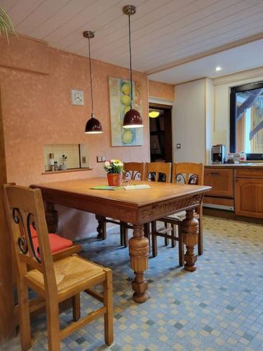 a dining room with a wooden table and chairs at Des 16ten Jahrhunderts Sonne in Schwanau