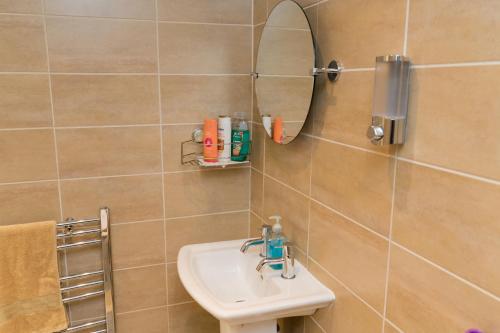 Koupelna v ubytování Aston Apartments 1 - 11 Lichfield Rd Birmingham B6 5RW