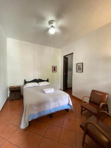 Giường trong phòng chung tại Mikaso Hotel