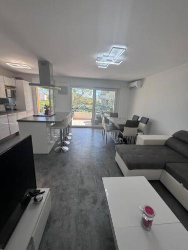 un salon avec un canapé et une table dans l'établissement Spacieux T2 - Grande terrasse, à Fréjus