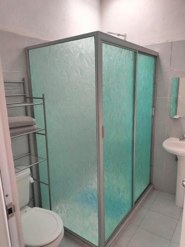 a bathroom with a glass shower with a toilet at Casa Villas del Manantial in Durango