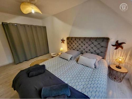 une chambre avec un grand lit dans une pièce dans l'établissement Le brise lame maison neuve à 2 pas de la plage, à Le Portel