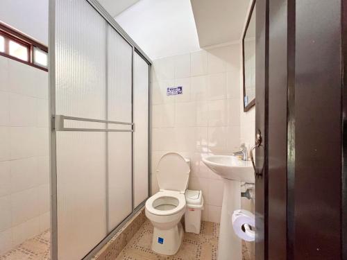 La salle de bains est pourvue de toilettes et d'un lavabo. dans l'établissement Paraiso Cocora, à Salento