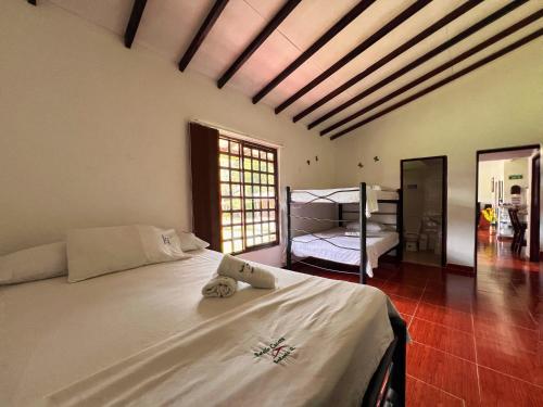 um quarto com uma cama e um beliche em Paraiso Cocora em Salento