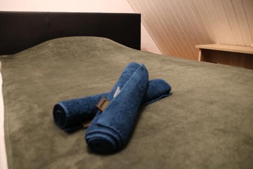 ein Paar blauer Objekte auf einem Bett in der Unterkunft Dimis-Apartment in Köln