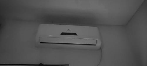 a light on a wall in a room at Suítes Para Casal in Bertioga