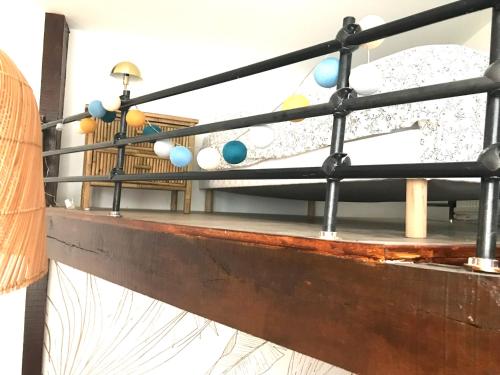 un bateau avec des sphères sur le côté dans l'établissement LE PETIT PRESBYTERE - HyperCentre - Rez de Chaussée - Thermes, à Vichy