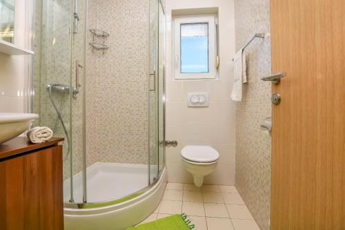 Ένα μπάνιο στο Apartment Prcela 2