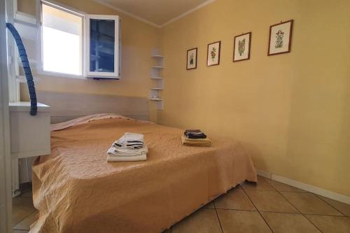 a bedroom with a bed with two towels on it at Monolocale ultimo piano con terrazzo e posto auto in Zola Predosa