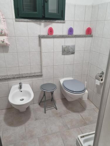 ein Bad mit einem WC, einem Bidet und einem Waschbecken in der Unterkunft Sa Omu Ticci in Seùlo