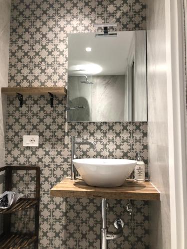 ein Badezimmer mit Waschbecken und Spiegel in der Unterkunft Dimora Gallo in Fasano