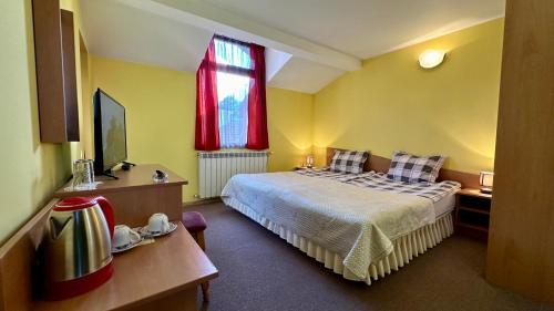 une chambre d'hôtel avec un lit et une fenêtre dans l'établissement Kaloyanova House Bansko, à Bansko