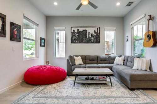 Posezení v ubytování Pet-Friendly Sacramento Home about 7 Mi to Downtown!