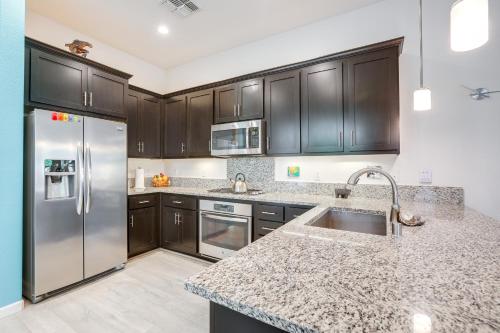 Kuchyň nebo kuchyňský kout v ubytování Pet-Friendly Sacramento Home about 7 Mi to Downtown!