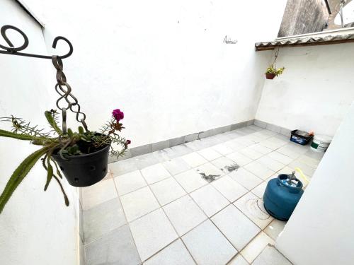 a patio with a potted plant on a tiled floor at Casa Ampla - Ótima Localização in Piracicaba