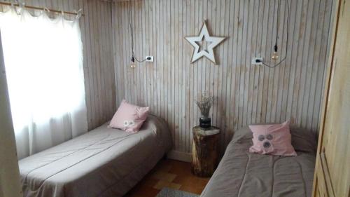 Postel nebo postele na pokoji v ubytování Cabañas Las Mulas "confort en la montaña"