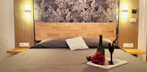 um quarto com uma cama e uma garrafa de vinho em Room and suite Trinacria View em Catânia