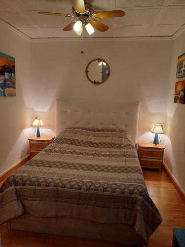 een slaapkamer met een bed en een plafondventilator bij REX CUATRO in Benidorm