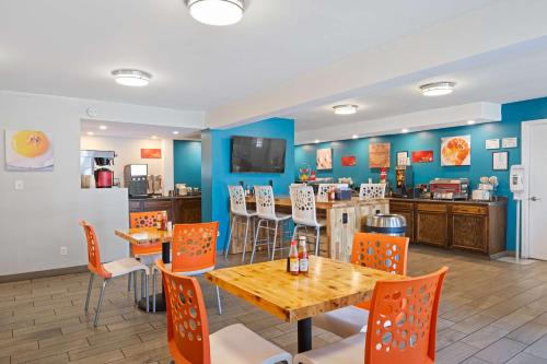 uma sala de jantar com mesa e cadeiras em Best Western Plus Holiday Sands Inn & Suites em Norfolk