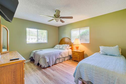een slaapkamer met 2 bedden en een plafondventilator bij Ocala House Rental 8 Mi to Downtown in Ocala