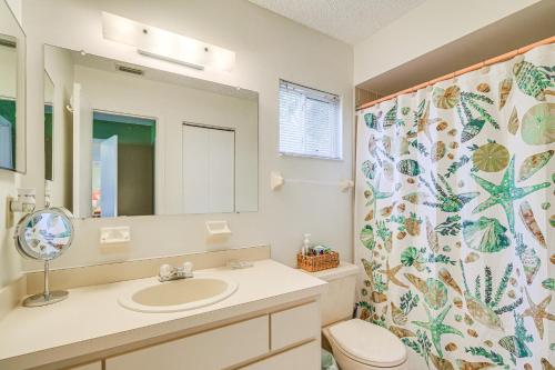 een badkamer met een wastafel en een douchegordijn bij Ocala House Rental 8 Mi to Downtown in Ocala