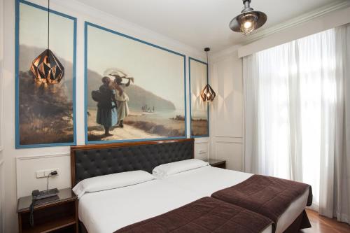 1 dormitorio con 1 cama y una pintura en la pared en Olympia Consul del Mar, en Valencia