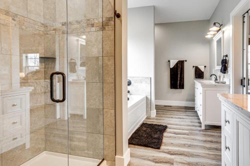 y baño con ducha, bañera y lavamanos. en Modern Sadieville Home with Yard and Gas Grill!, en Corinth