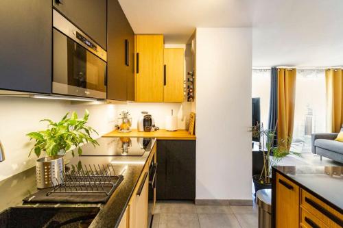 a kitchen with a sink and a counter top at Chambre chez habitant proche Métro in Toulouse