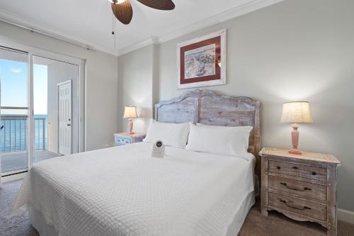 1 dormitorio con cama blanca y ventana en Island Royale 902 Gulf Front Condo, en Gulf Shores