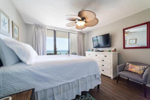 Tempat tidur dalam kamar di Seaside Beach Racquet 4412