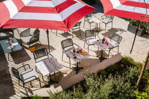 an overhead view of a patio with tables and umbrellas at The Sonetto powered by Sonder in Florence