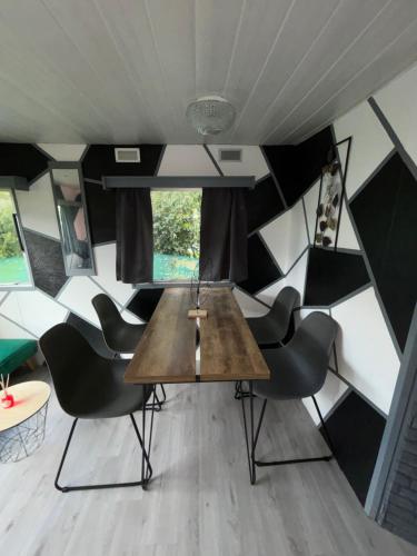 een eetkamer met een tafel en stoelen bij Mobil-home in Brêmes