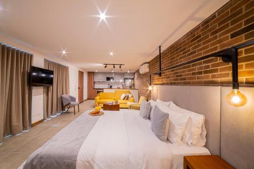 Postel nebo postele na pokoji v ubytování ERE Centenario Luxury Suites