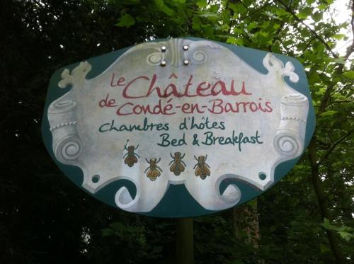 Una señal para un restaurante con bichos. en Le Château De Conde En Barrois, en Condé-en-Barrois