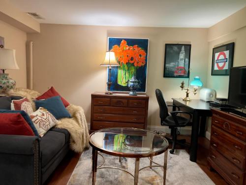 uma sala de estar com um sofá e uma mesa em Charming 1-bedroom Basement Close to DC Pets Allowed em Arlington