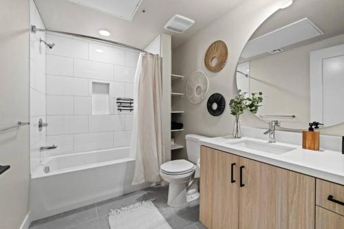 uma casa de banho com um lavatório, um WC e um chuveiro em Irvine Luxury & Modern Home em Santa Ana
