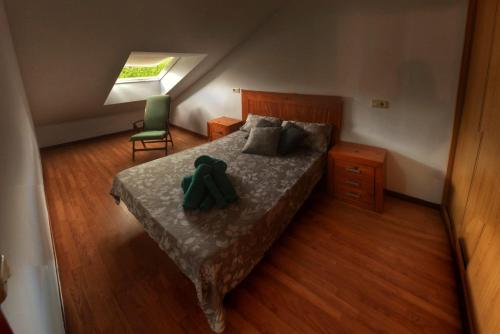 - une chambre avec un lit doté d'une chemise verte dans l'établissement Apartamento Río Gallo, à Cuntis