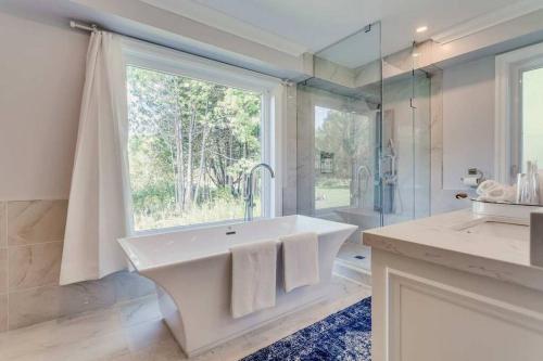 Ένα μπάνιο στο Large Estate with Luxury Collection of Amenities