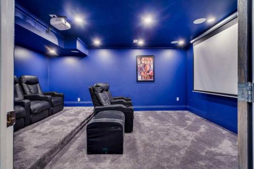 Χώρος καθιστικού στο Large Estate with Luxury Collection of Amenities
