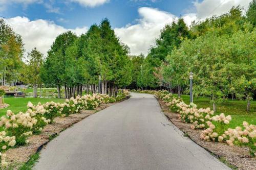 Κήπος έξω από το Large Estate with Luxury Collection of Amenities